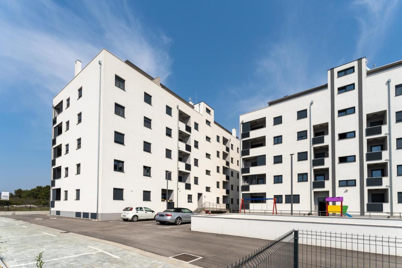 Apartment Roni + Besplatan Parking Zara Esterno foto